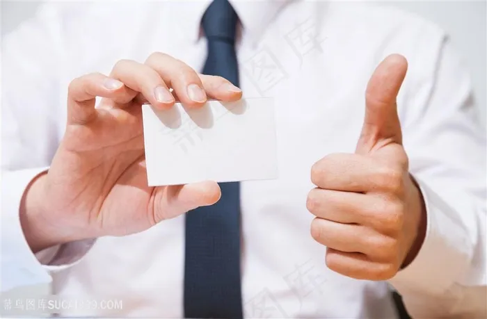 商务人士拿名片竖大拇指手势图片