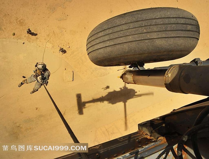 直升机上索降的士兵