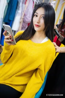 *黄色毛衣美女图片