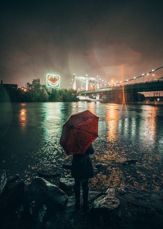 一个人撑伞背影伤感图片