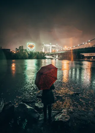 一个人撑伞背影伤感图片