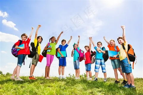 一起欢呼的儿童图片