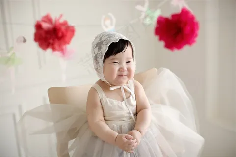 迷眼笑的可爱幼儿