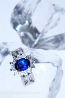 美丽的蓝宝石戒指