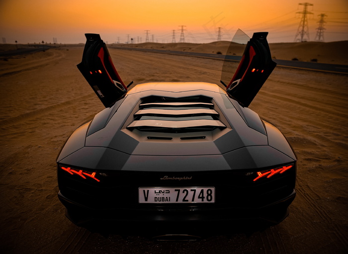 黑色炫酷跑车图片