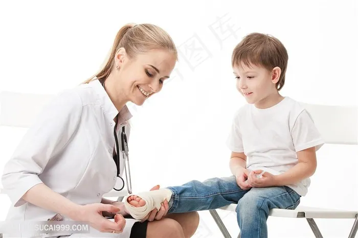 女医生给小男孩子包扎高清图片