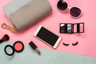 化妆盒口红与手机墨镜摄影高清图片