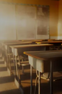 课桌温馨阳光意境海报背景