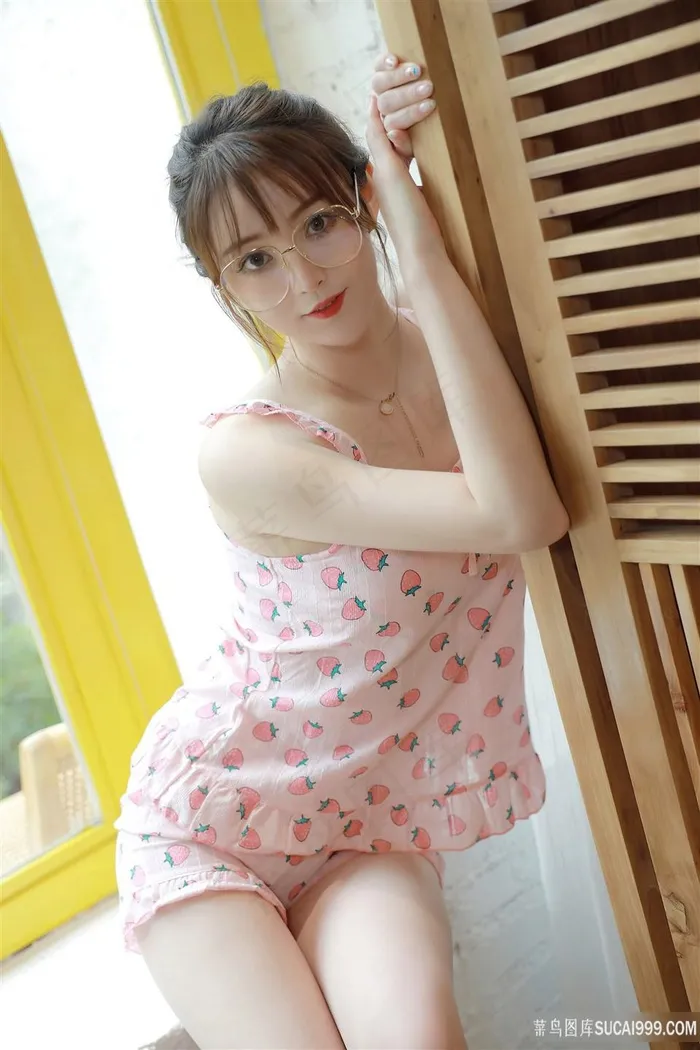 穿着粉嫩睡衣的*清纯性感美女优优写真图片