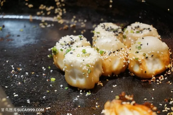 刚出锅的金黄色上海生煎包鲜嫩多汁