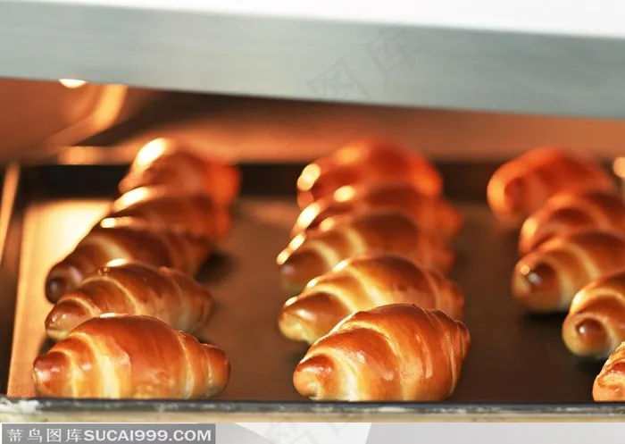 烤箱中的牛角面包