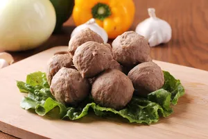 高清美食小吃牛肉丸子摄影图
