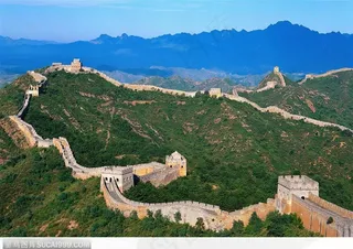 蓝天白云下连绵山脉上的长城与烽火台