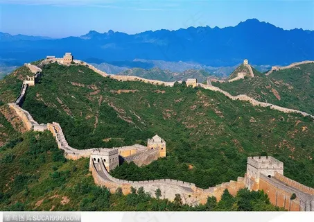 蓝天白云下连绵山脉上的长城与烽火台 蓝天白云下连绵山脉上的长城与烽火台