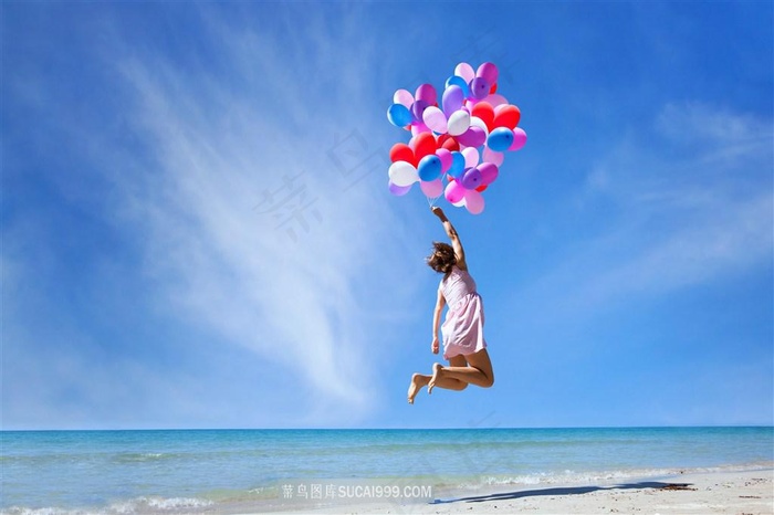 蓝色天空下手拿气球的女孩