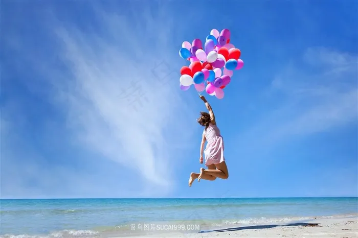蓝色天空下手拿气球的女孩