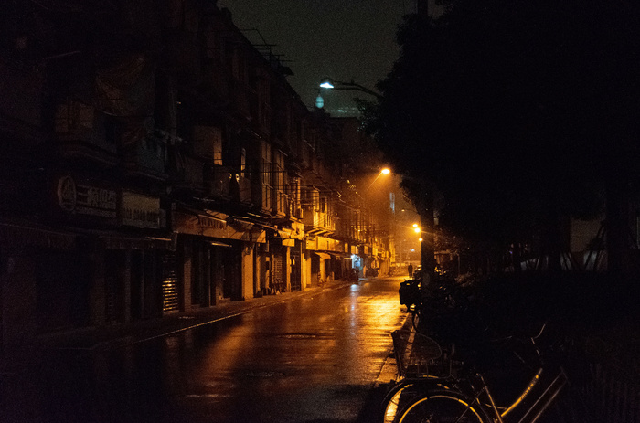 上海夜景街巷暖黄氛围拍照