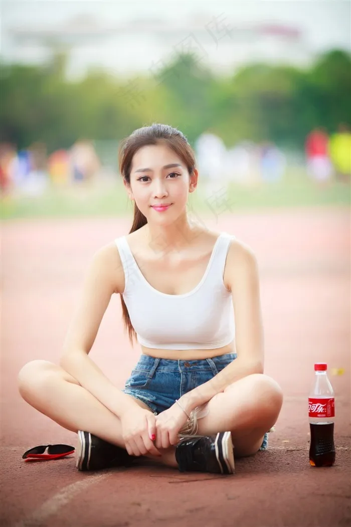 校园长发牛仔短裤美女高清摄影图