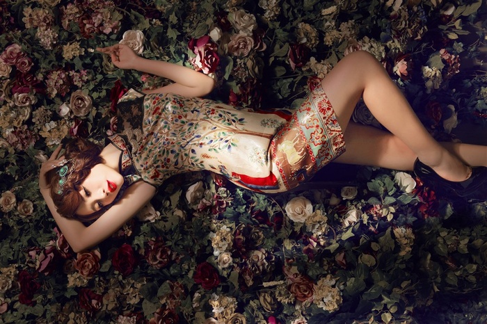 躺在花里的旗袍美女