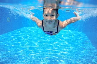 时尚潜水的小女孩儿童图片