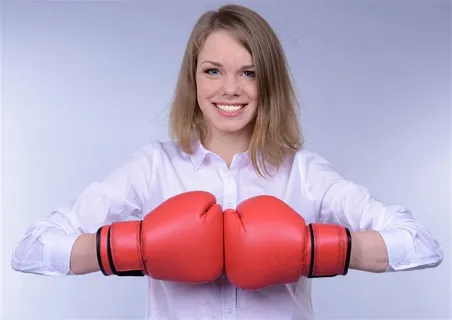 拳击系列 - 正在举拳准备的女拳手