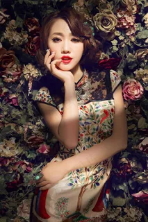 拖着下巴搭着腰的旗袍美女