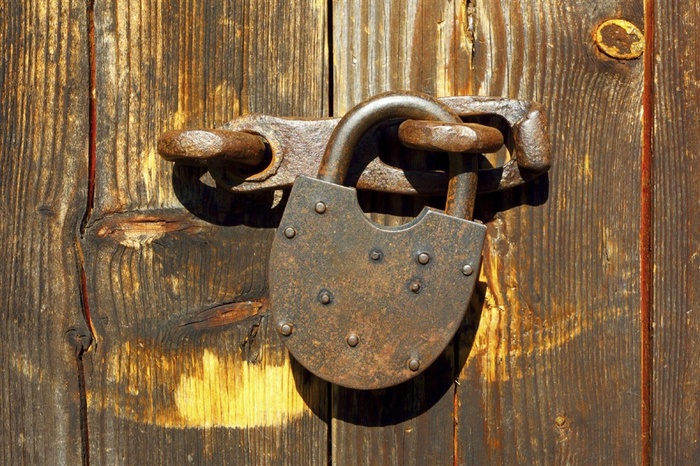 门上古铜色的锁