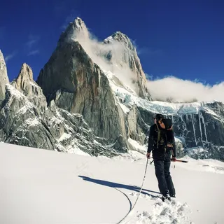 高山下的滑雪运动 高山下的滑雪运动