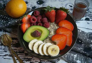 美食水果拼盘早餐沙拉咖啡，牛油果香蕉草莓奇异果果汁摄影图