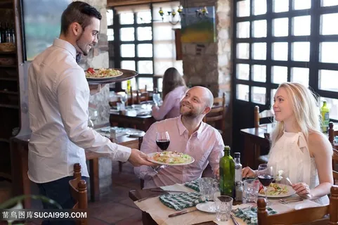 送餐的帅哥服务员高清图片