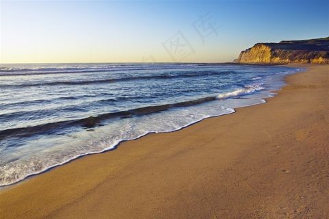 海岸沙滩海浪蓝天白云图片素材