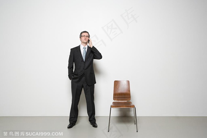 创意搞怪广告素材 站在办公椅边的外国男性