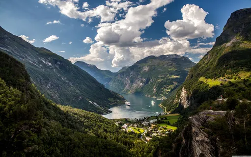 蓝天白云山林树林