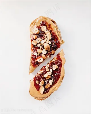 切成两半的花生米草莓酱饼干