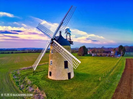 田园农田上的风车摄影图片