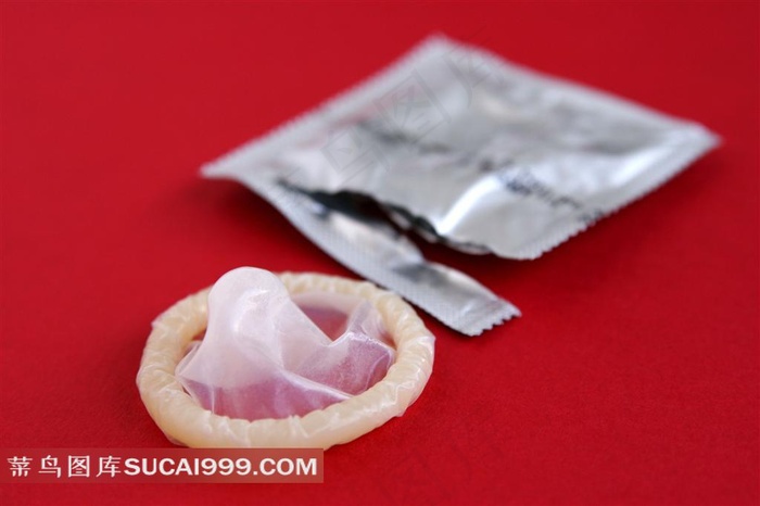 计生用品 从包装内取出的白色避孕套