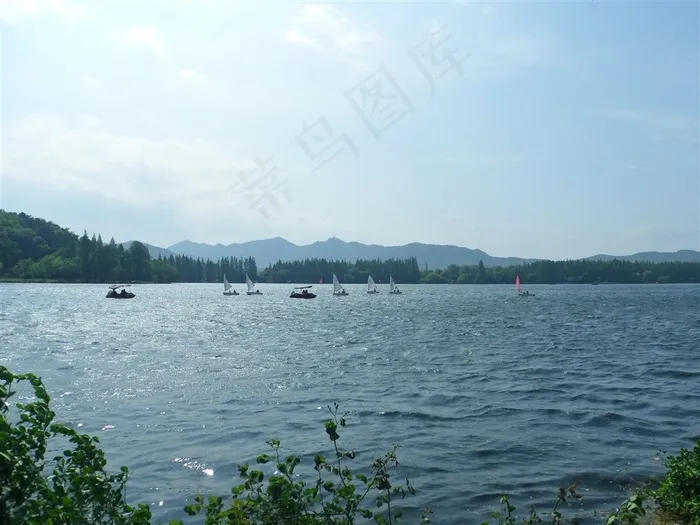 湖面上的帆船