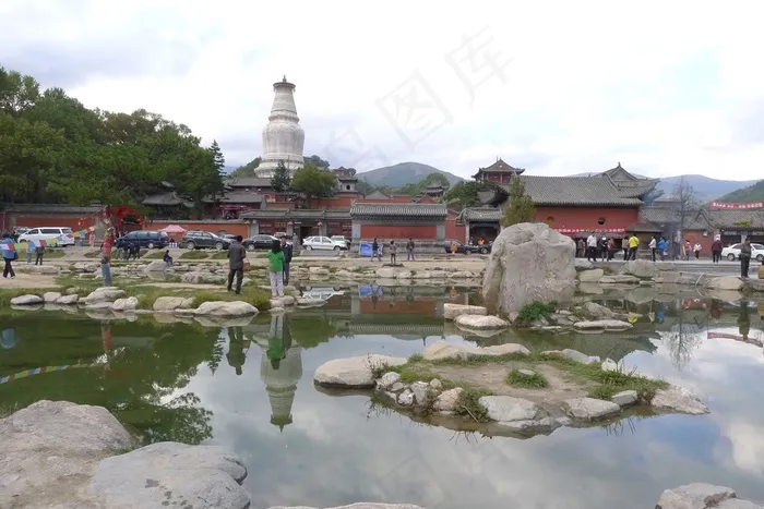 有山有水有建筑群的图片
