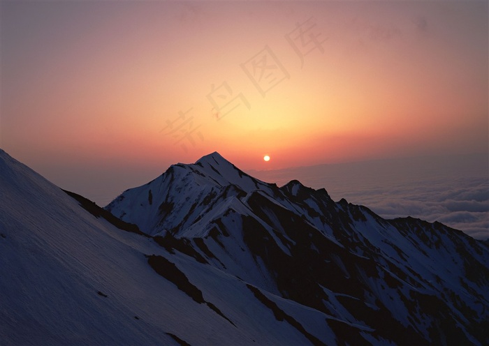 山顶远处的日出唯美天空风景图片