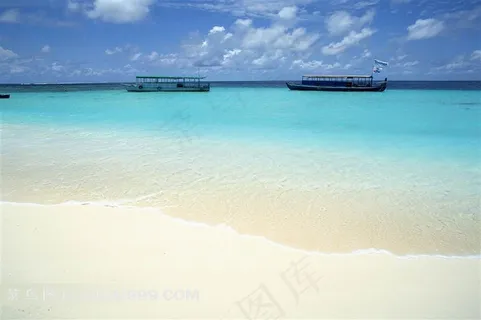 海天一线沙滩轮船唯美风景