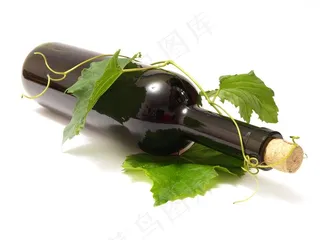 被葡萄枝蔓缠绕的红酒