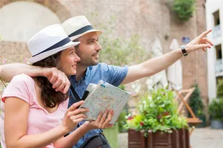 男人手指向远方