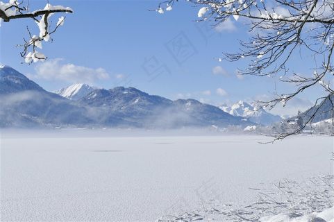 富士山朦胧大雪图片素材