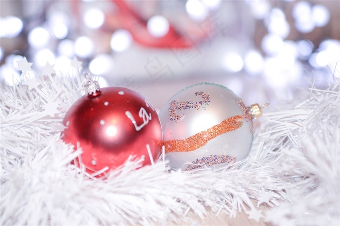 圣诞装饰品装饰球摄影图