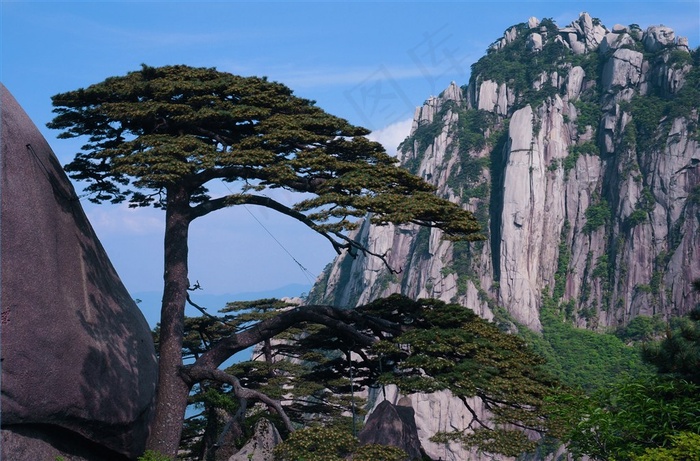 蓝天下的天都峰