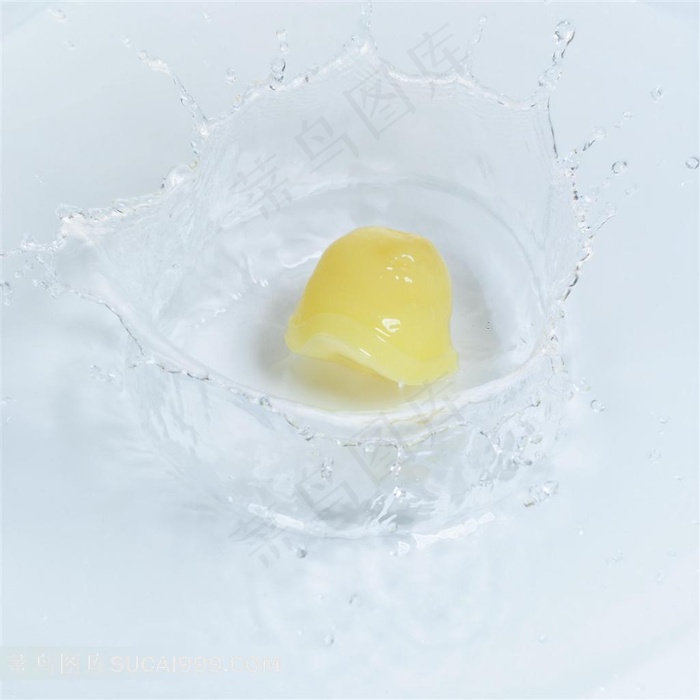 落入水中的果冻设计素材