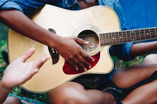 弹吉他高清图片