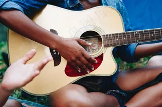 弹吉他高清图片