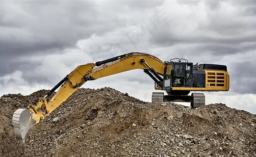 正在高处挖土的挖掘机摄影