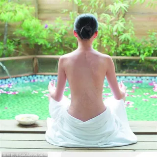美容SPA保养-池边瑜伽裸背照 美容SPA保养-池边瑜伽裸背照